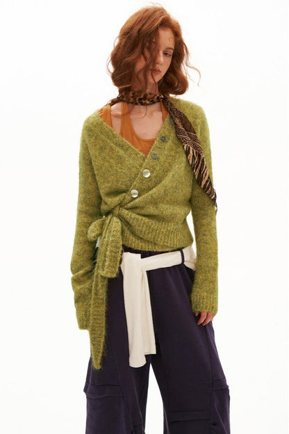 Pull en maille à boutons et liens croisés