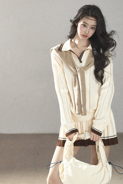 Completo con top a maglia, gonna corta plissettata e giacca