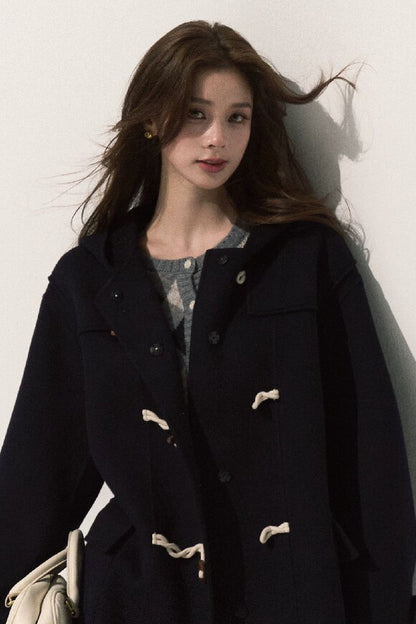Manteau en laine à capuche avec brandebourgs