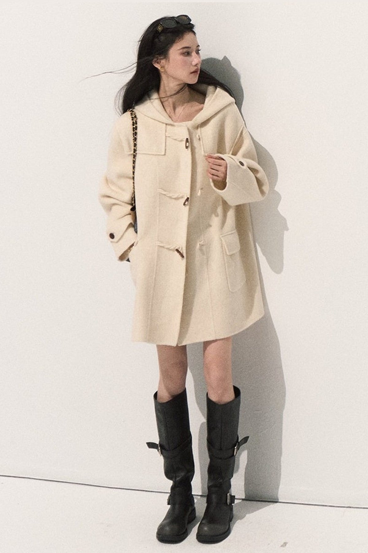 Manteau en laine à capuche avec brandebourgs
