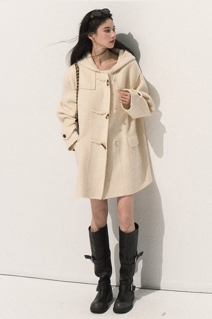 Manteau en laine à capuche avec brandebourgs
