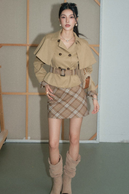 Conjunto de dos piezas con gabardina corta y falda