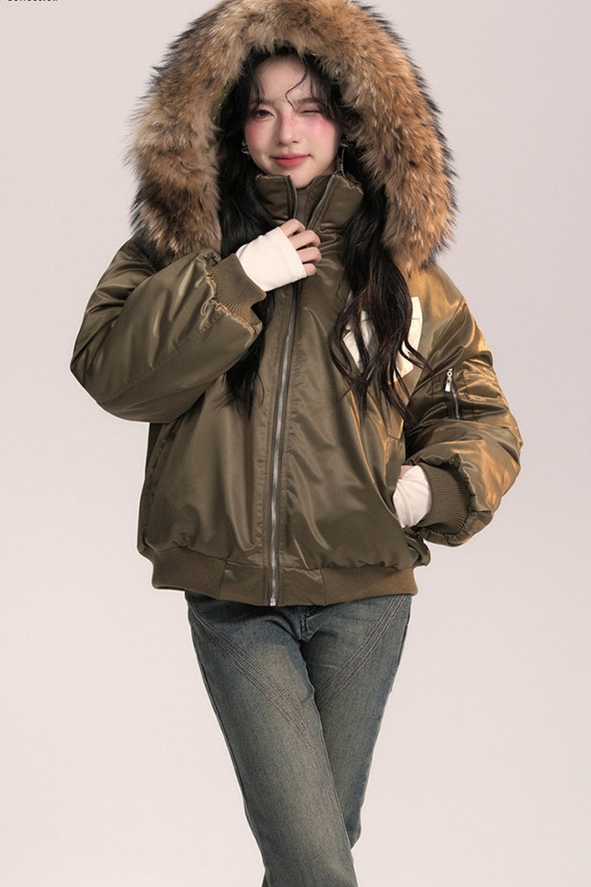 Chaqueta bomber con capucha de pelo y lazo