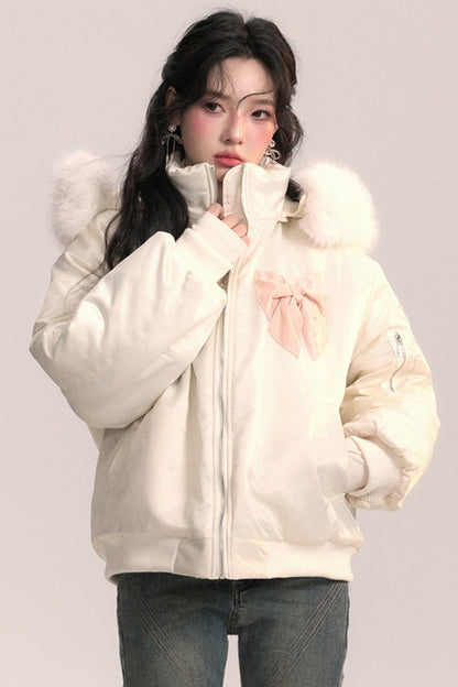 Chaqueta bomber con capucha de pelo y lazo
