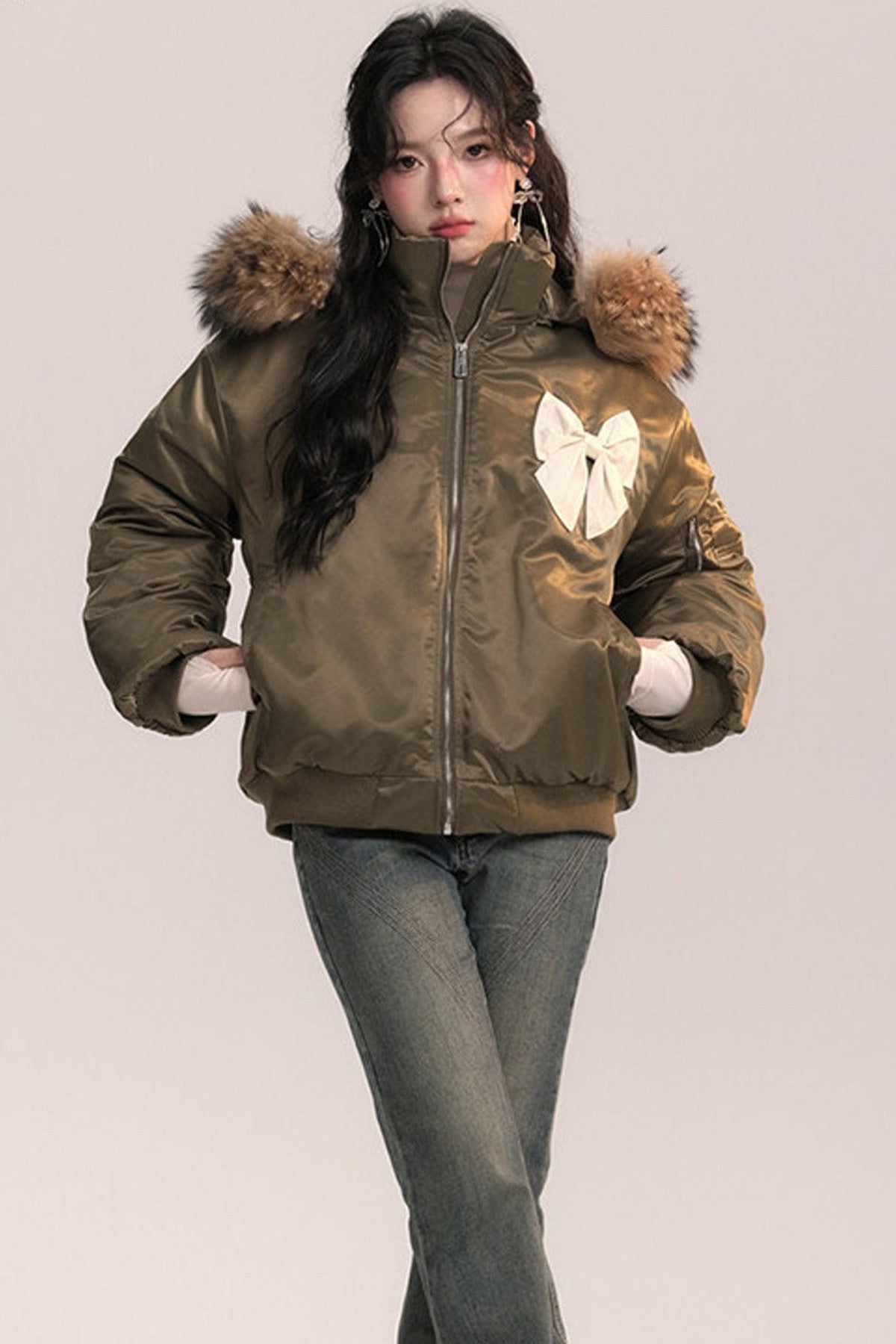 Chaqueta bomber con capucha de pelo y lazo
