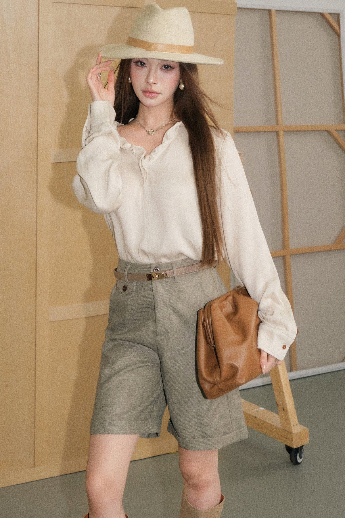 Completo con blusa cachi in lyocell a maniche lunghe con volant