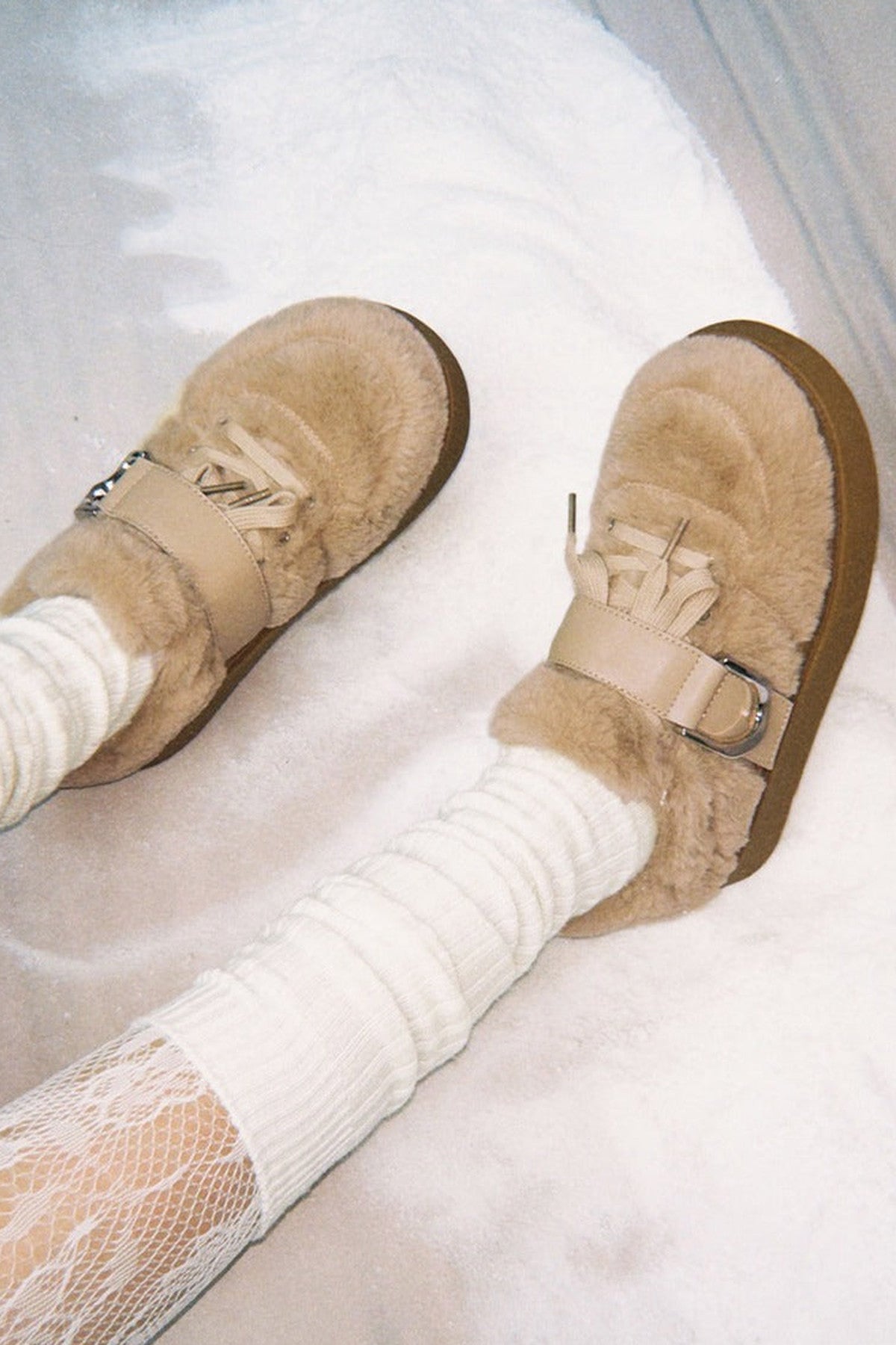 Sneakers morbide e pelose con suola spessa