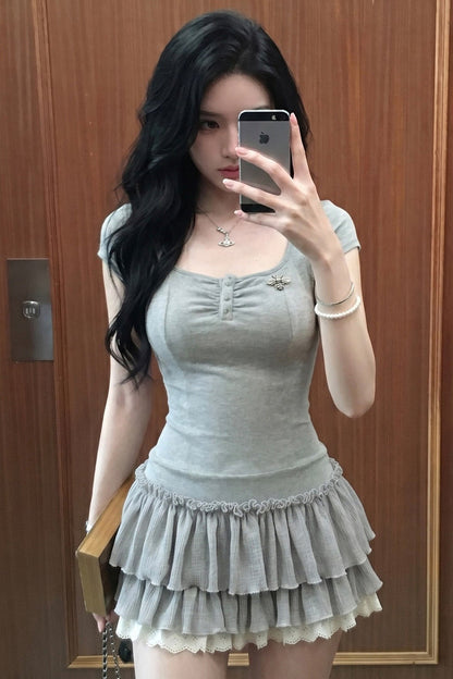 Vestido gris de manga corta, línea A y falda de volantes