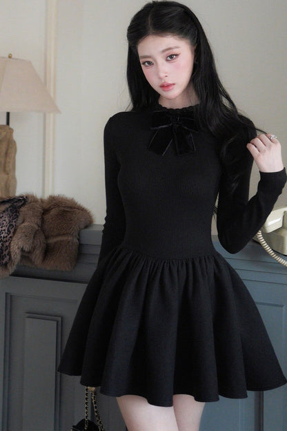 Eng anliegendes Kleid mit Stehkragen und langen Ärmeln