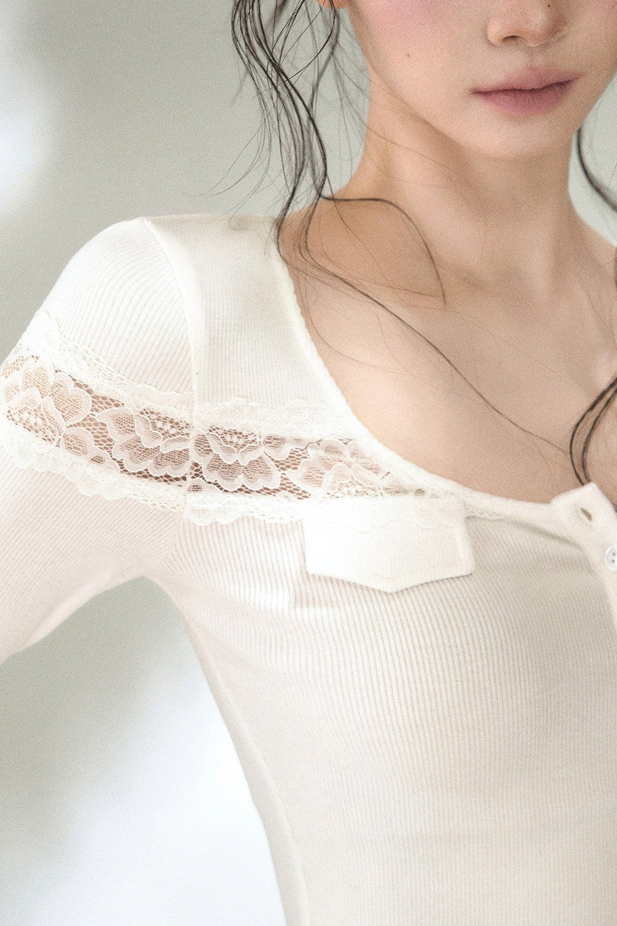 Geripptes Langarm-T-Shirt mit Spitze