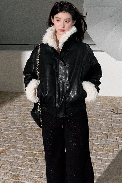 Kurze Jacke aus strukturiertem Leder mit Stehkragen