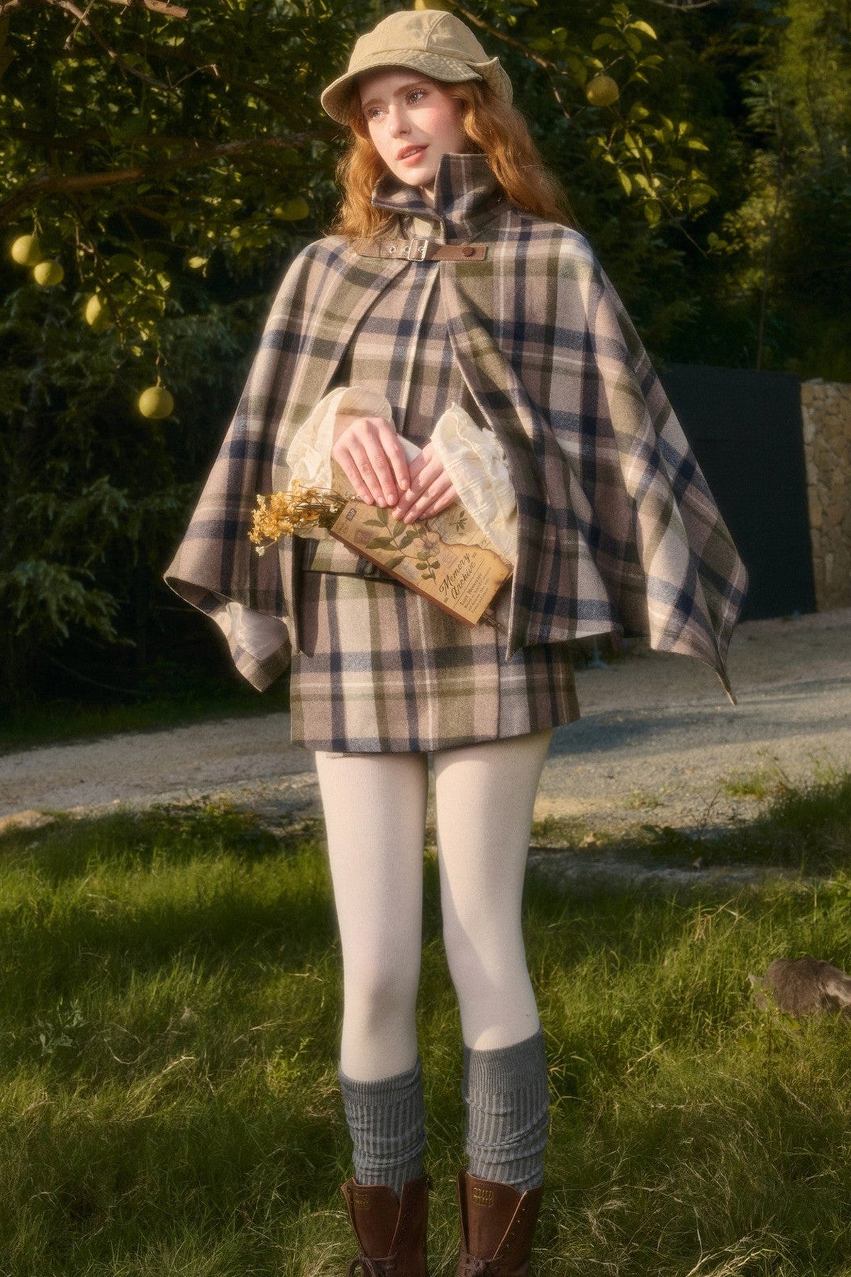 Ensemble avec cape à carreaux amovible, gilet et jupe trapèze