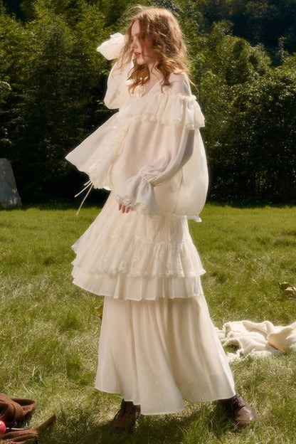 Ensemble avec haut en dentelle à col V et jupe à volants
