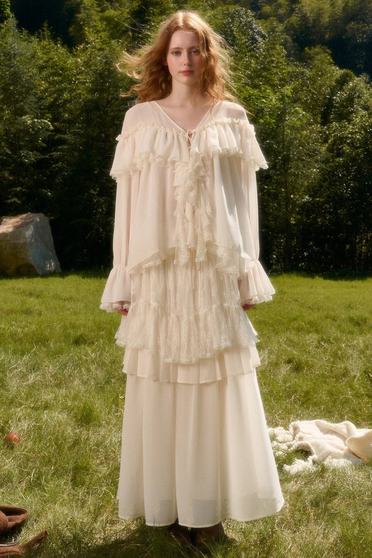 Ensemble avec haut en dentelle à col V et jupe à volants