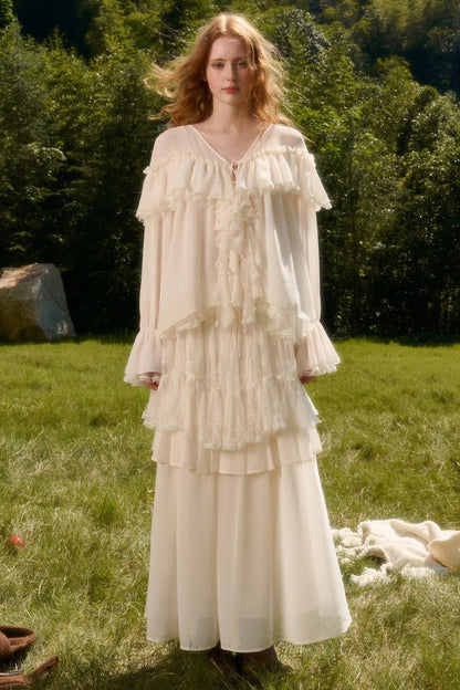 Ensemble avec haut en dentelle à col V et jupe à volants