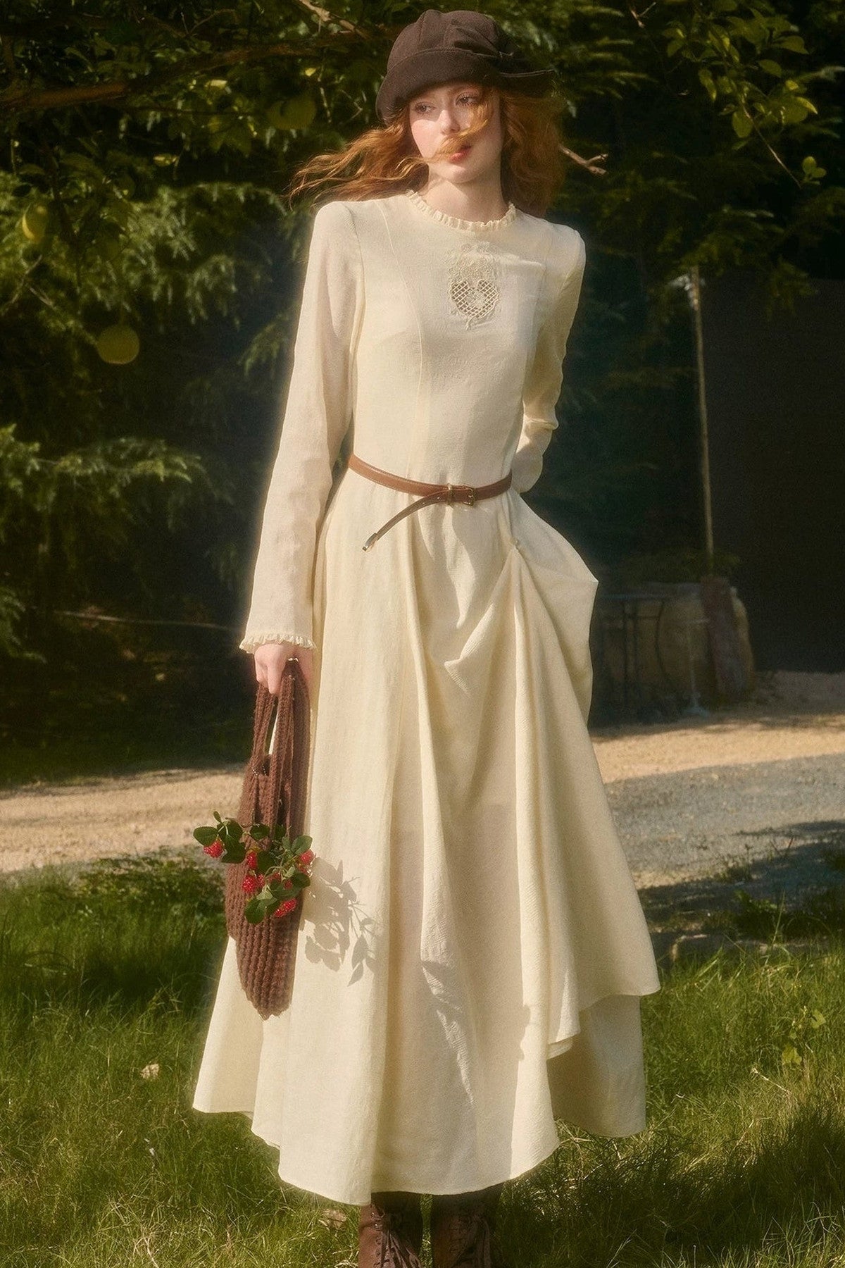 Langes Kleid mit Taillenschleife und Stickerei