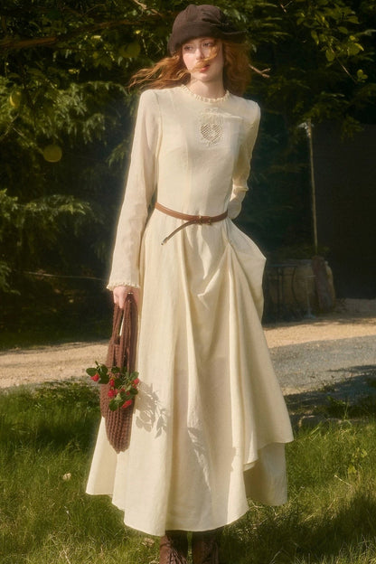 Langes Kleid mit Taillenschleife und Stickerei