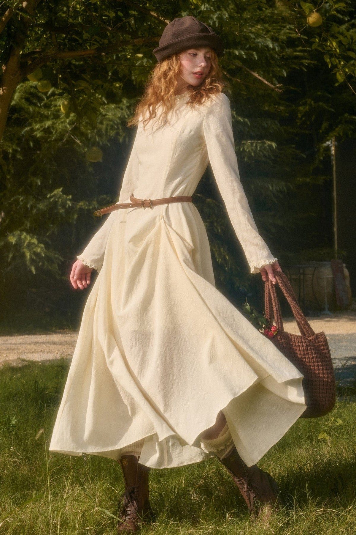 Langes Kleid mit Taillenschleife und Stickerei