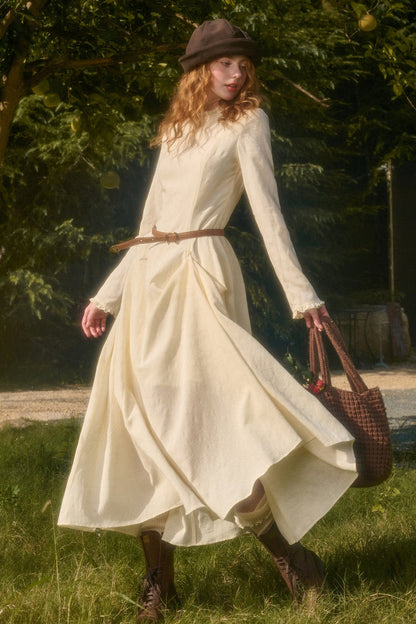 Langes Kleid mit Taillenschleife und Stickerei