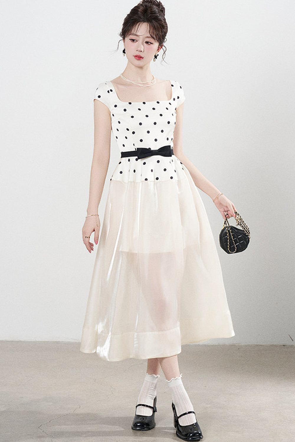 Kleid mit eckigem Ausschnitt und Polka-Dots