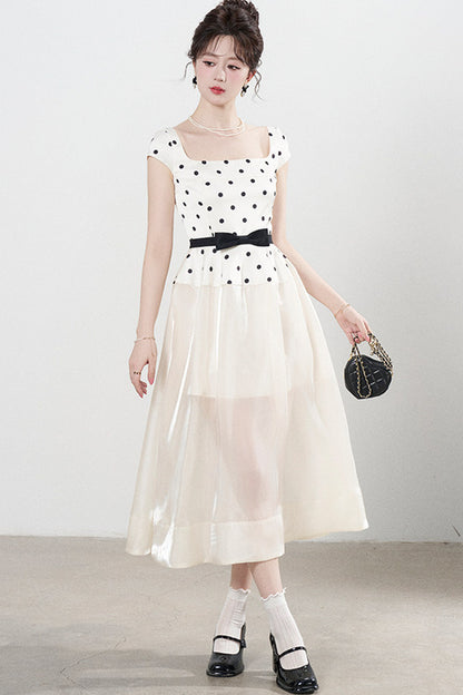 Kleid mit eckigem Ausschnitt und Polka-Dots