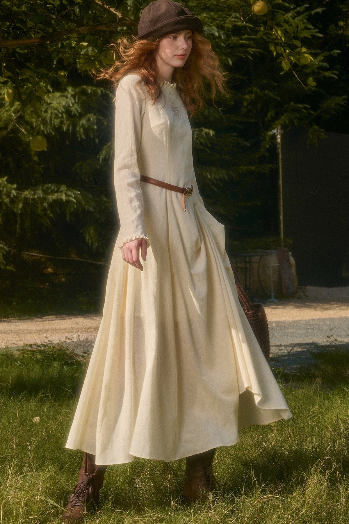 Langes Kleid mit Taillenschleife und Stickerei