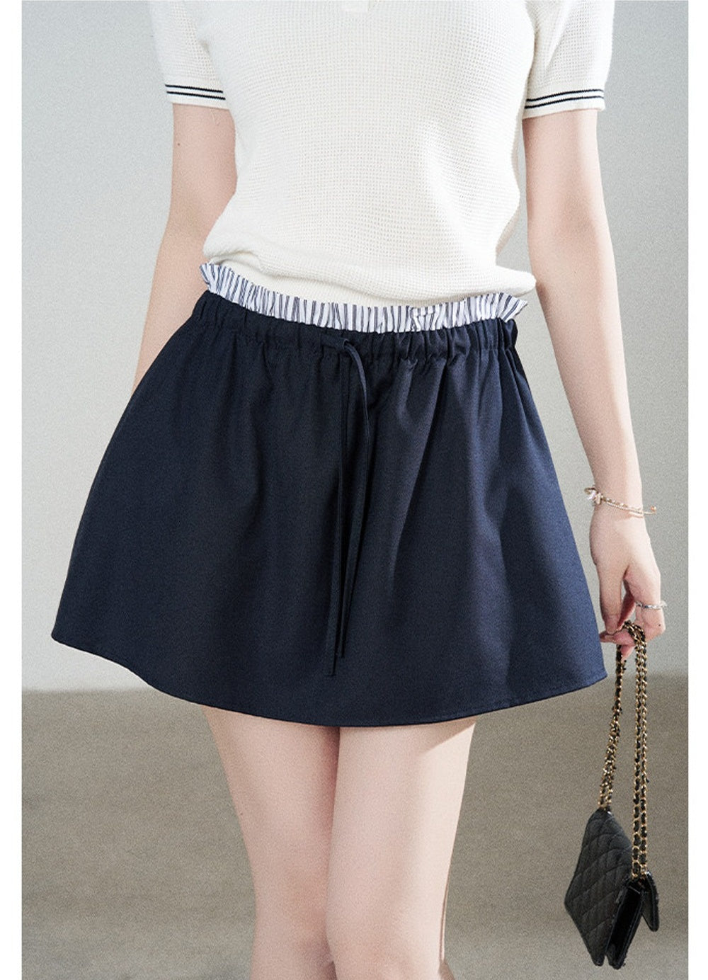 Ensemble tee-shirt polo en tricot blanc à manches courtes et jupe