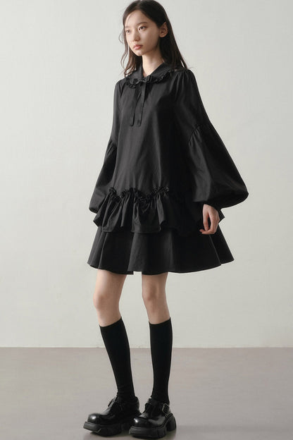 Robe noire asymétrique à volants et manches lanternes