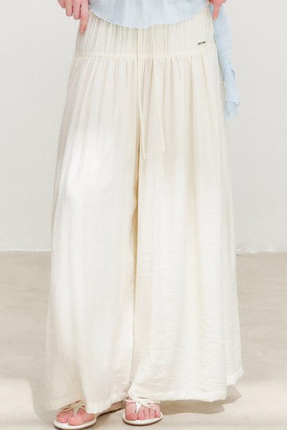 Hose mit hoher Taille und Rüschen