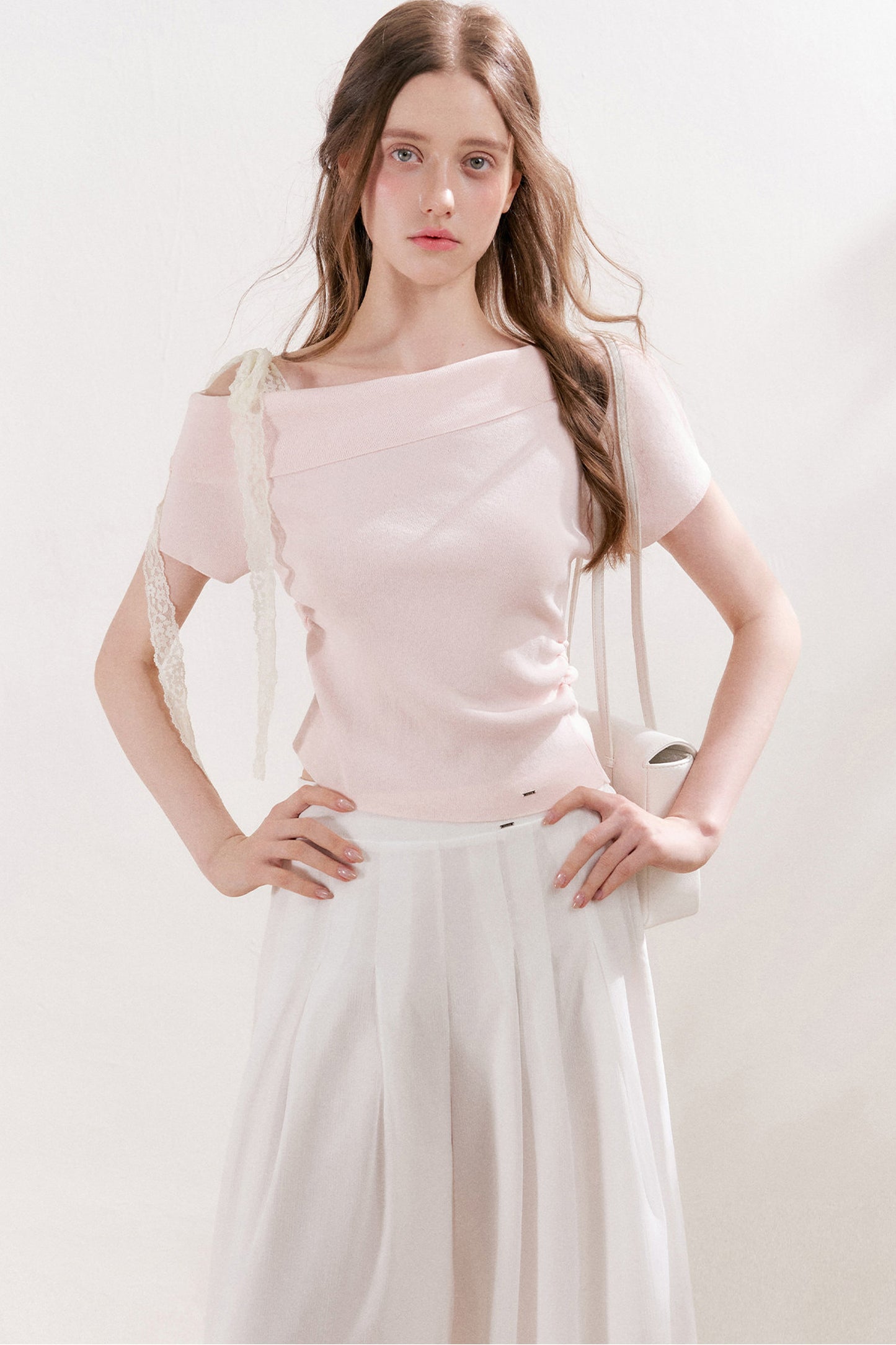 Top in maglia con spalle scoperte e fiocco in pizzo