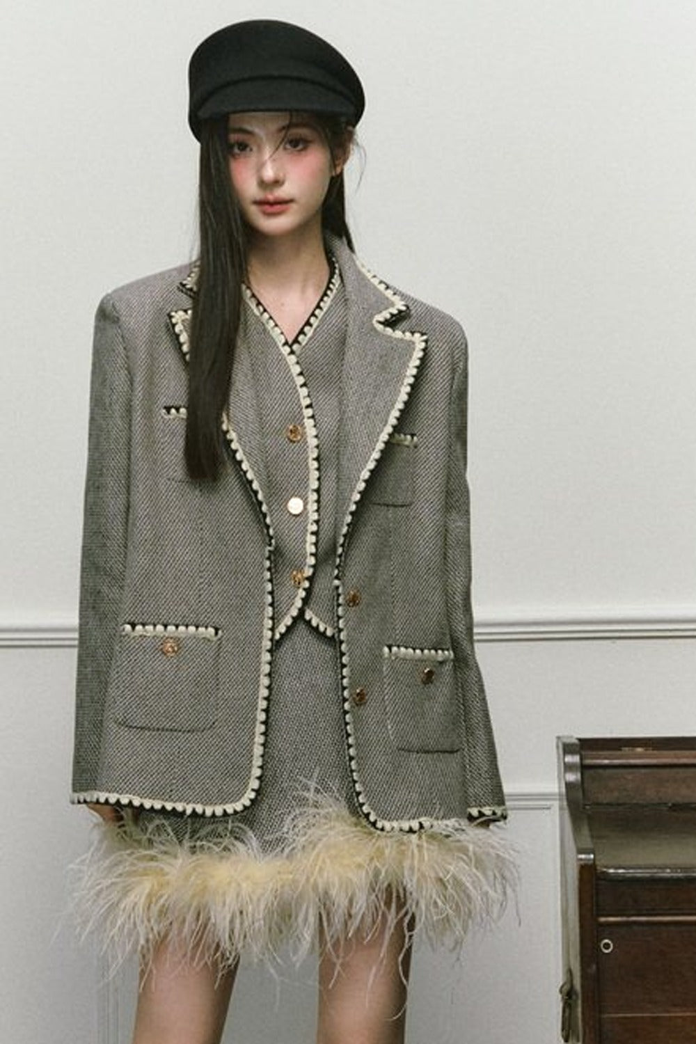 Completo con gilet stile blazer e gonna in lana con ricamo a conchiglia
