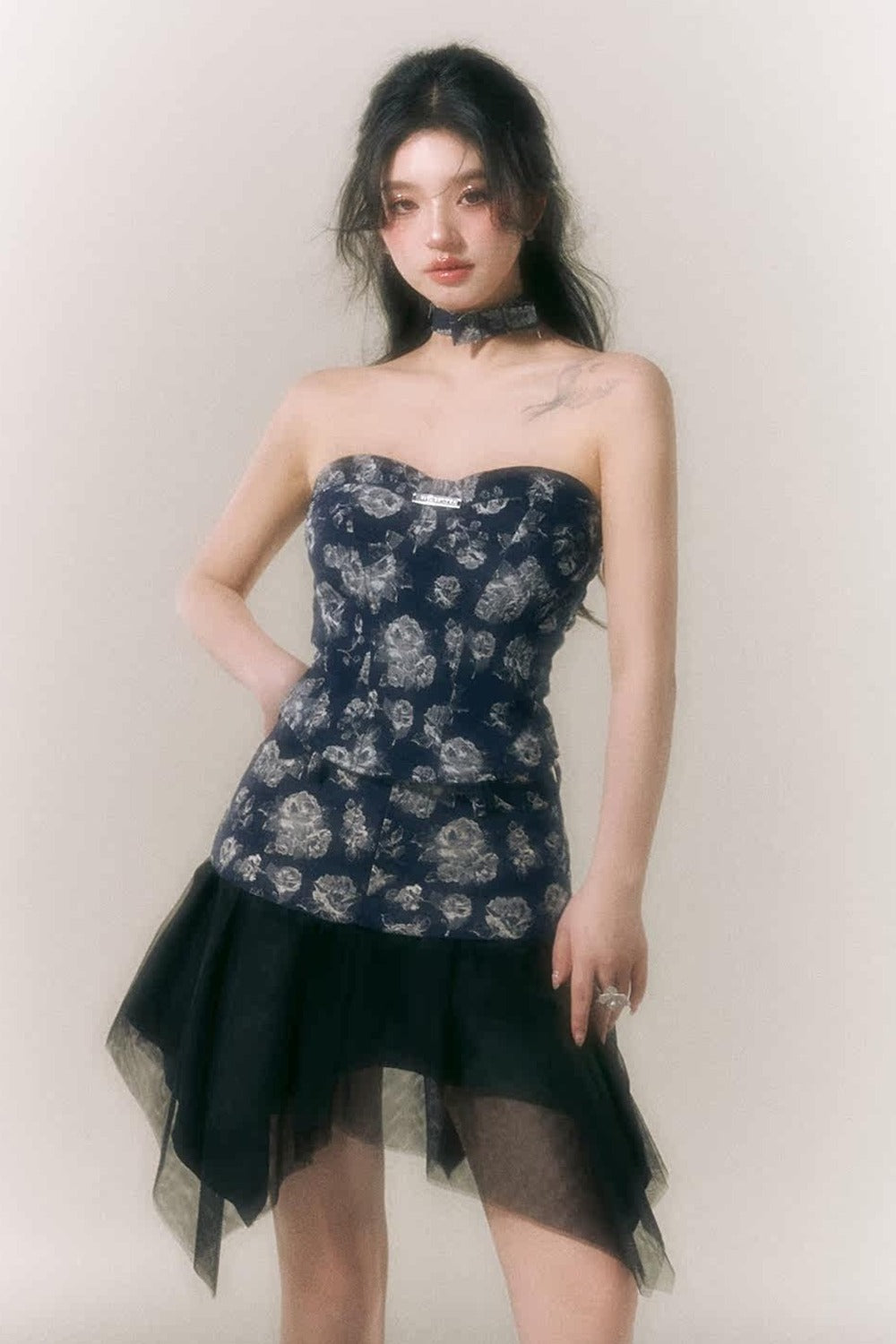 Completo Rose con top a fascia in denim e gonna a mezza lunghezza in garza