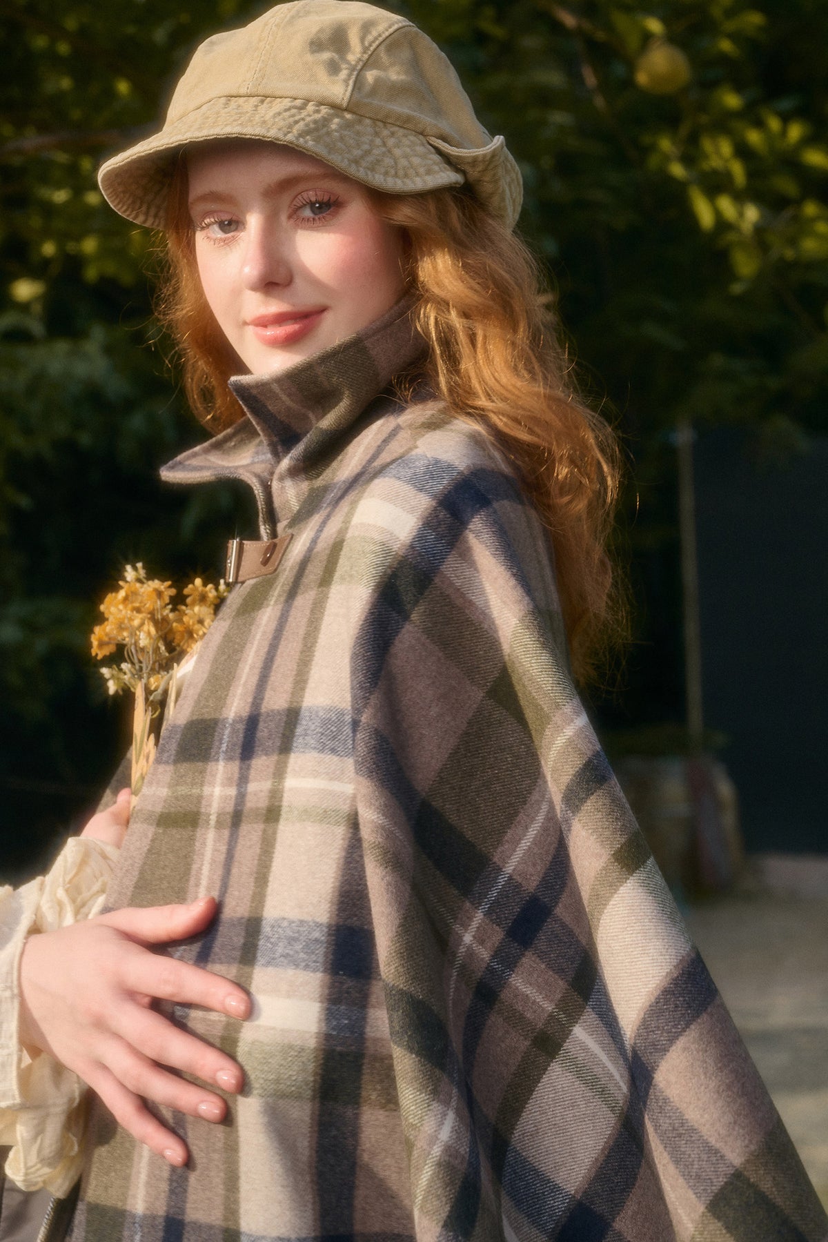 Ensemble avec cape à carreaux amovible, gilet et jupe trapèze