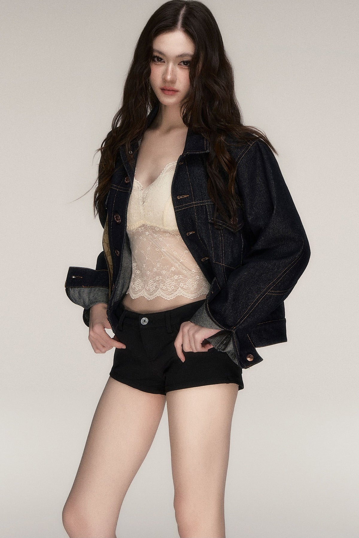 Klassische kurze Jeansjacke