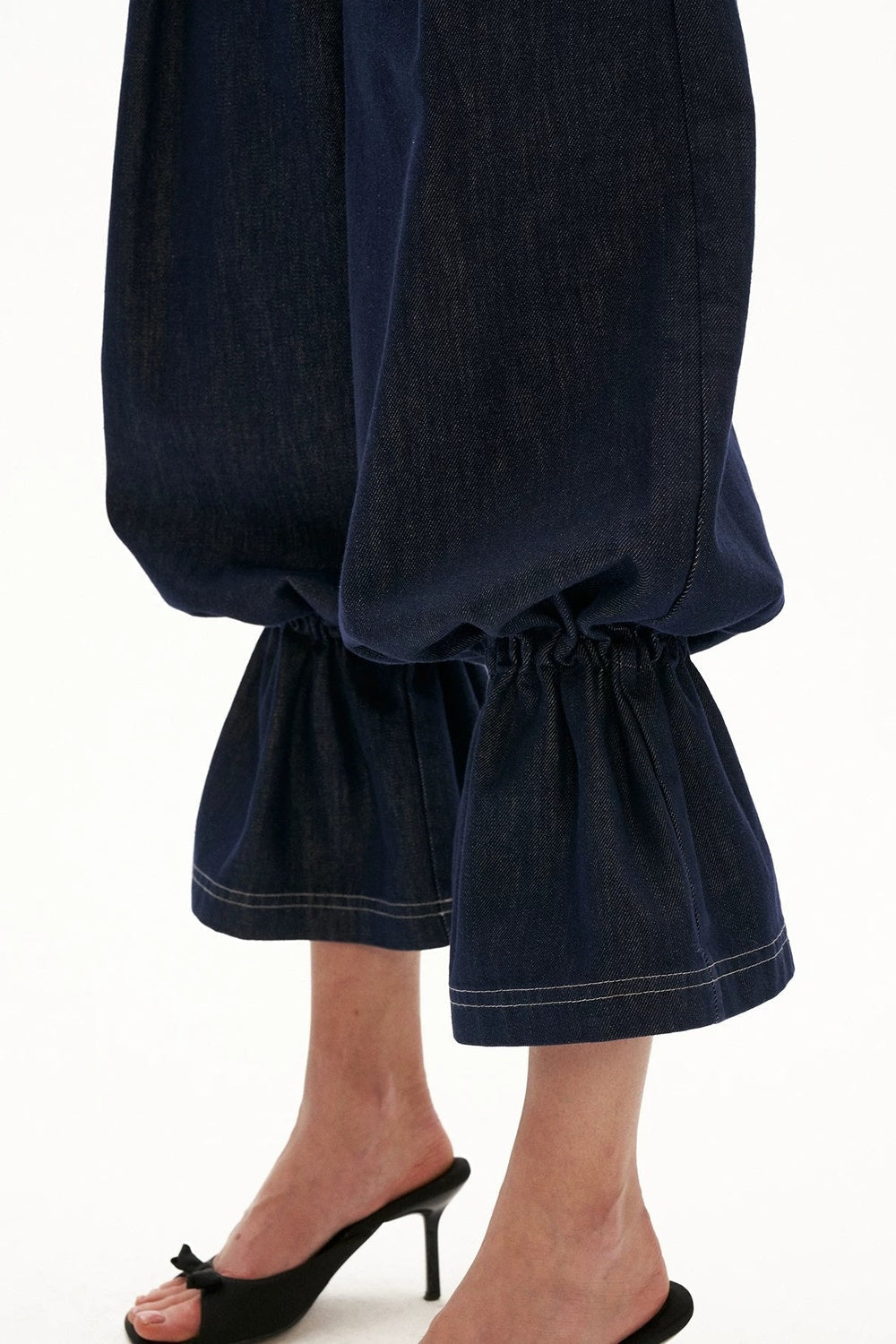 Jeans in denim a lanterna con orli a volant