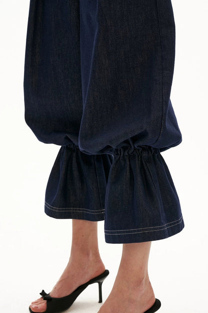 Jeans in denim a lanterna con orli a volant