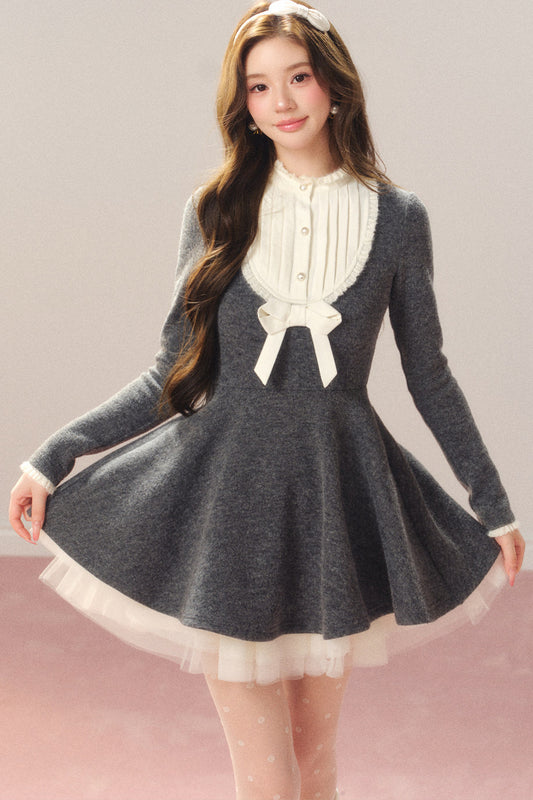 Graues Kleid mit Schleife in der Taille