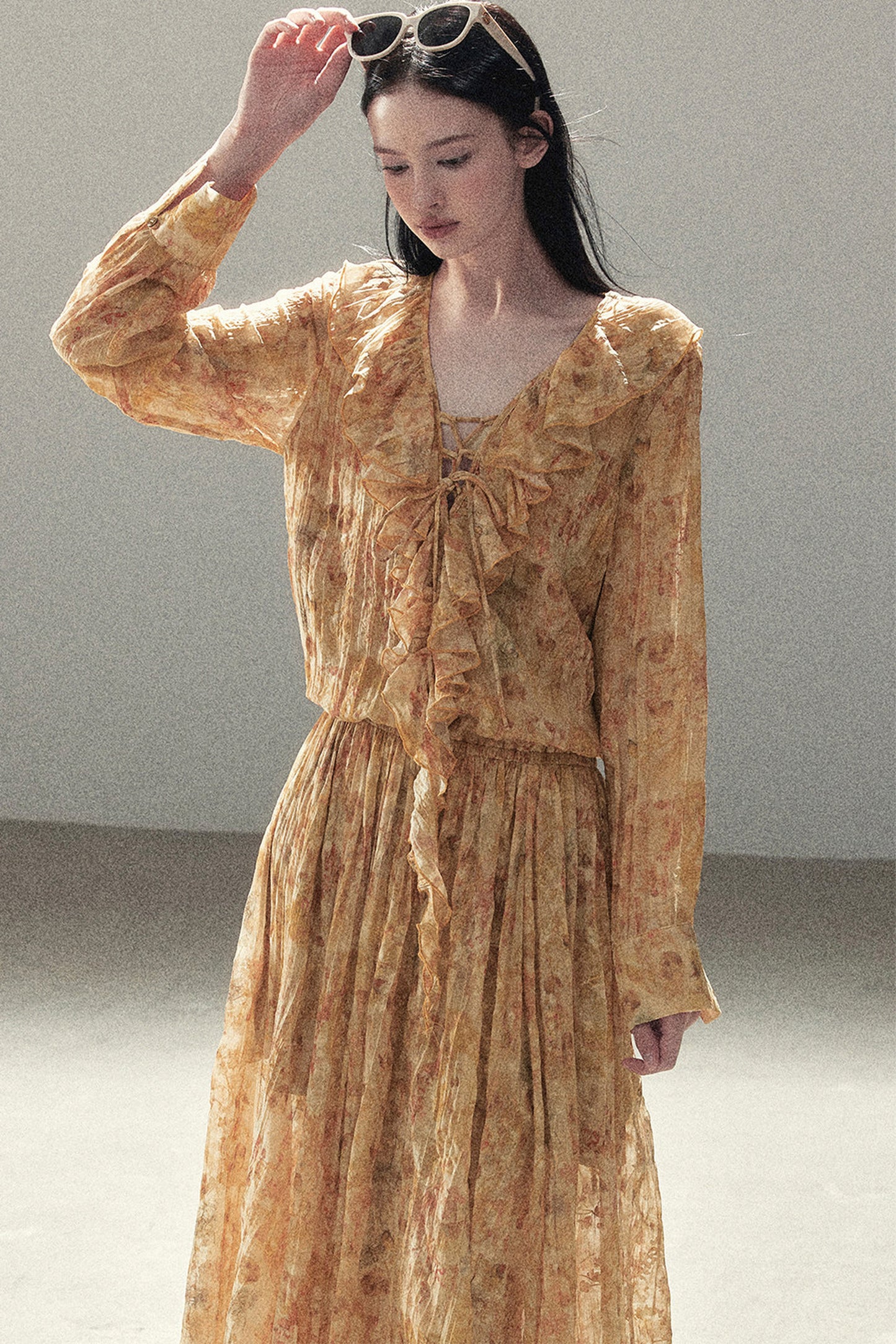 Langes Rüschenkleid mit Blumenmuster in Bernstein-Dämmerung