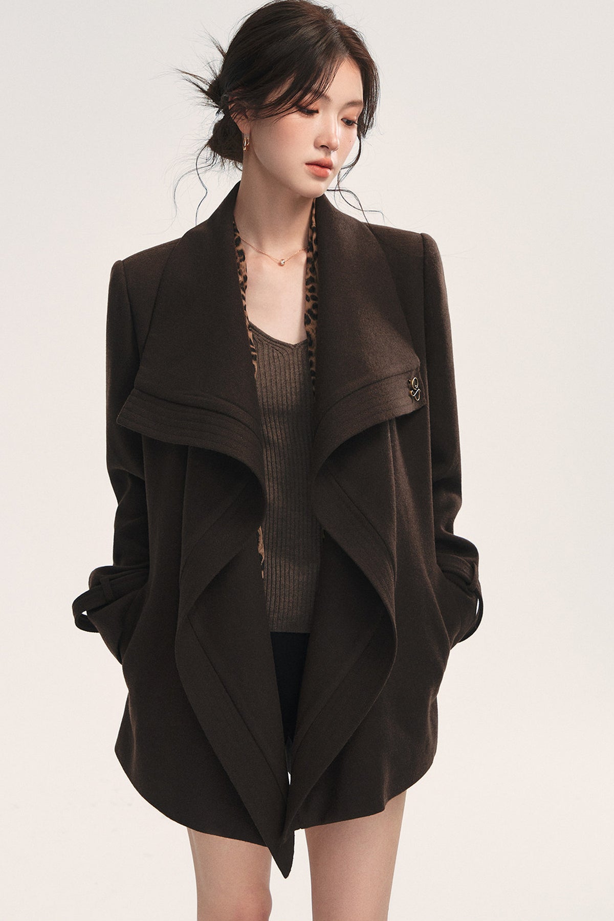 Asymmetrischer Wollmantel mit großem Revers und Bindegürtel