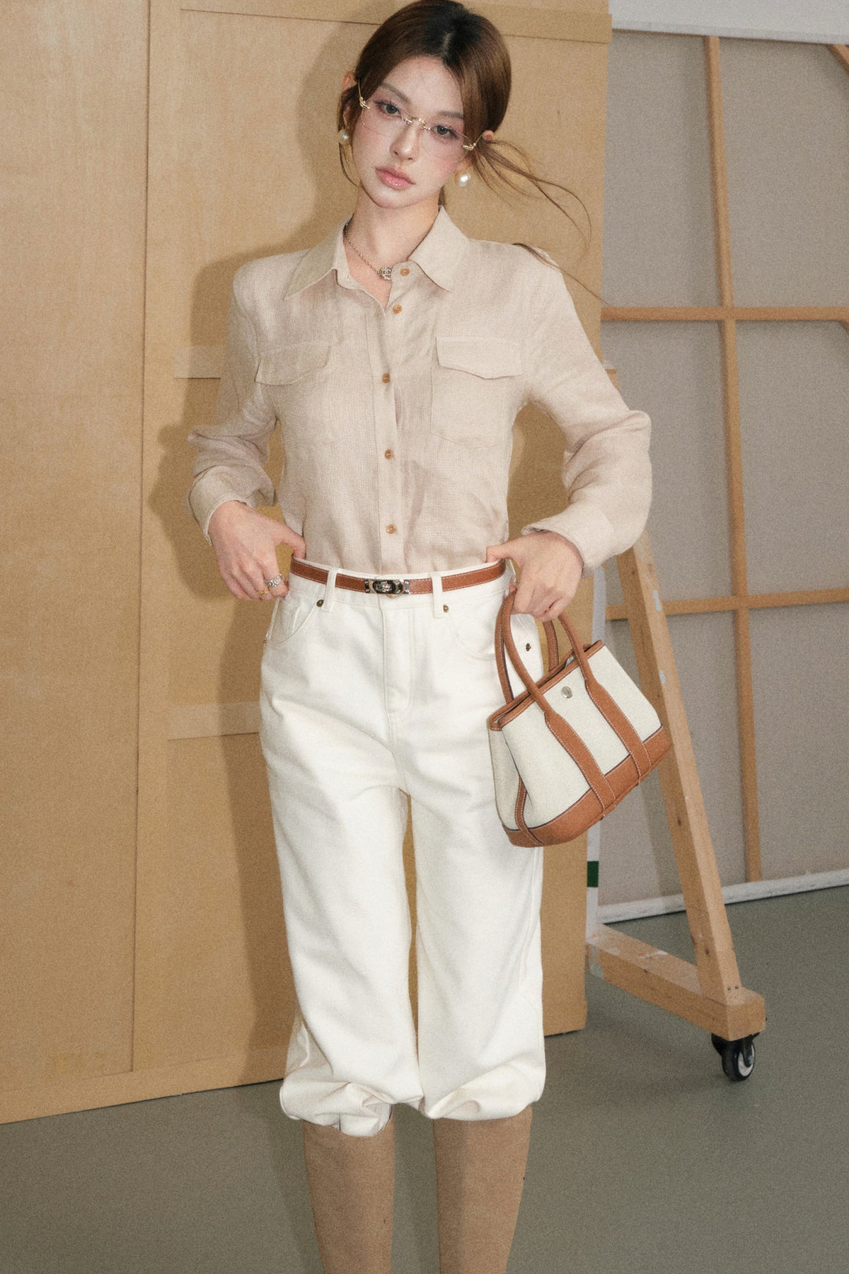 Ensemble chemise en lin texturé kaki clair et pantalon blanc