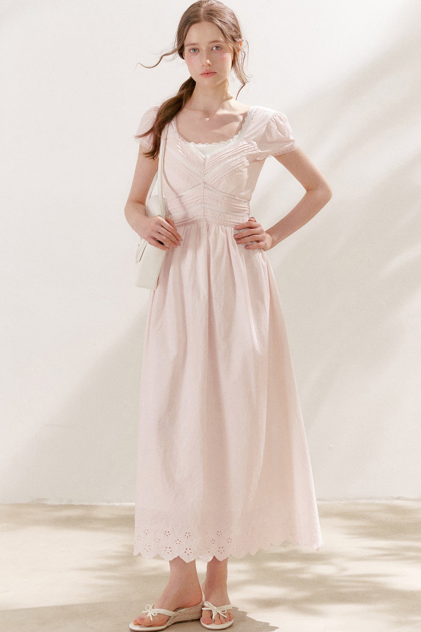 Plissiertes langes Baumwollkleid-Set mit Spitze und V-Ausschnitt