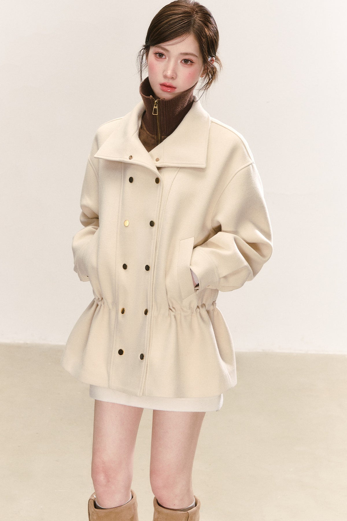 Cappotto beige in misto lana doppiopetto con coulisse in vita