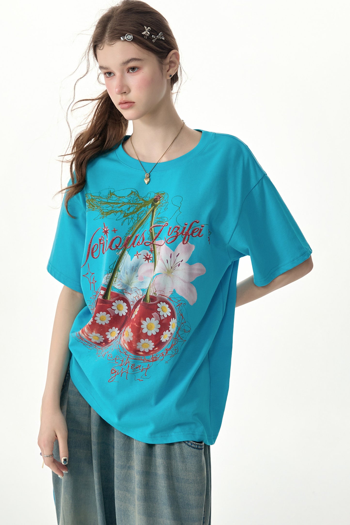 Blaues Baumwoll-T-Shirt mit Kirsch- und Gänseblümchenmuster