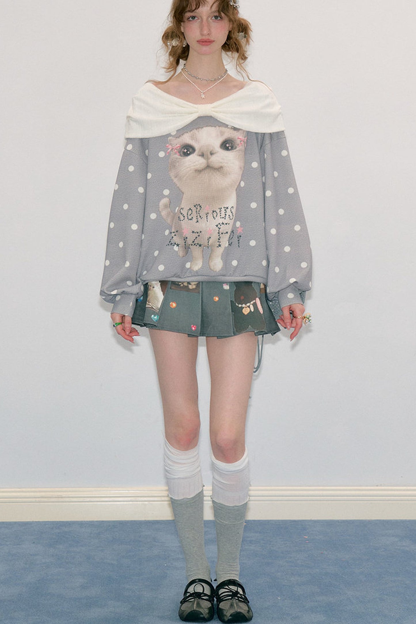 Sudadera gris con estampado de gato y lunares