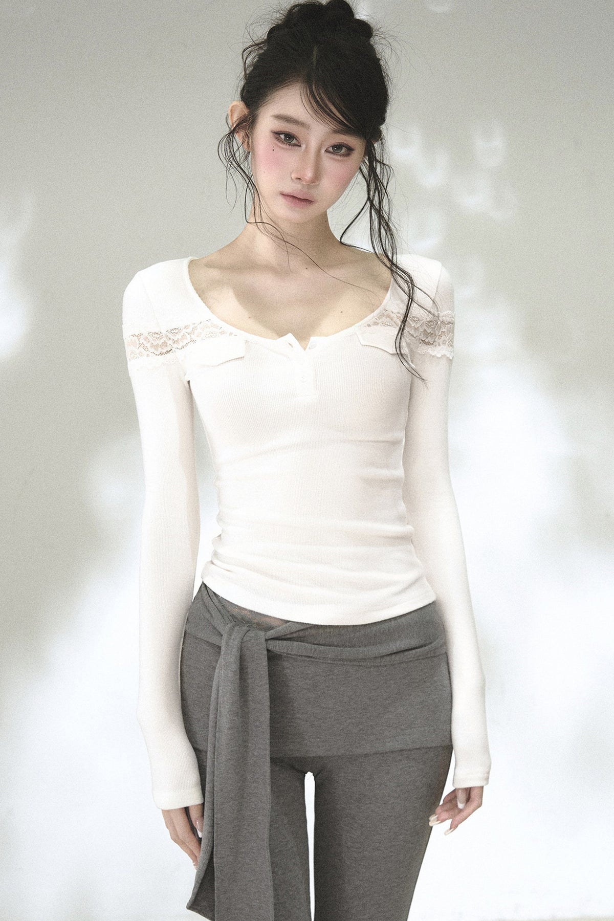 Geripptes Langarm-T-Shirt mit Spitze