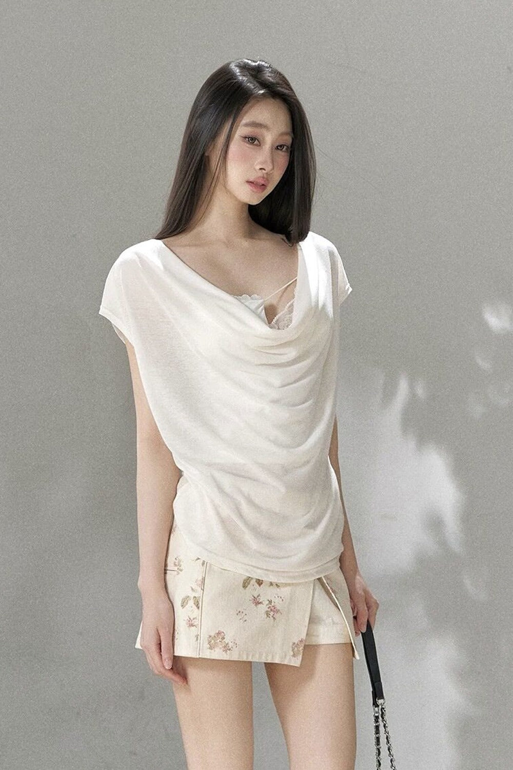 Set con top in ramia a maniche corte con scollo a V profondo e canotta