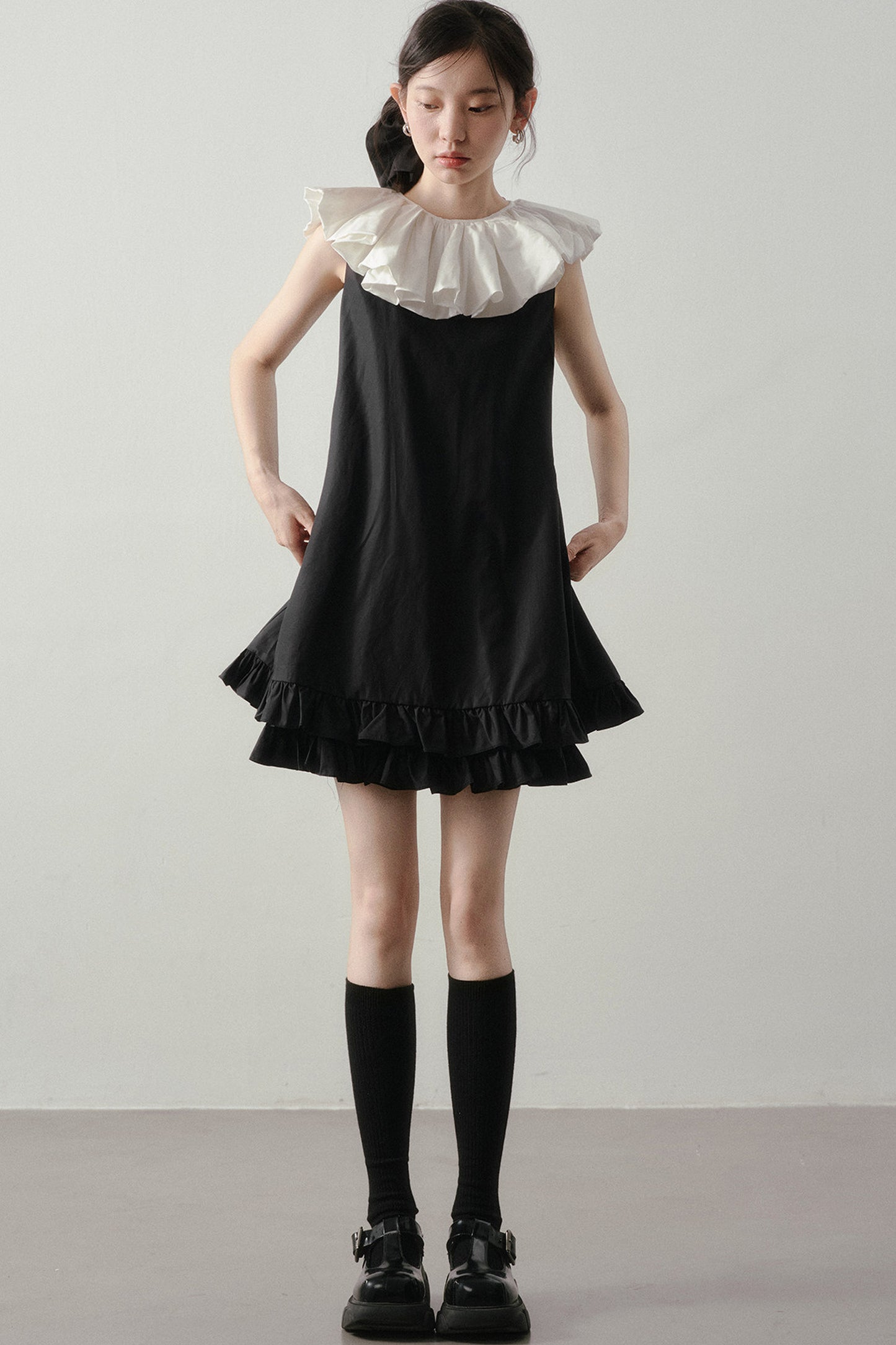 Black White Contrast Ruffle Collar Sleeveless Dress
