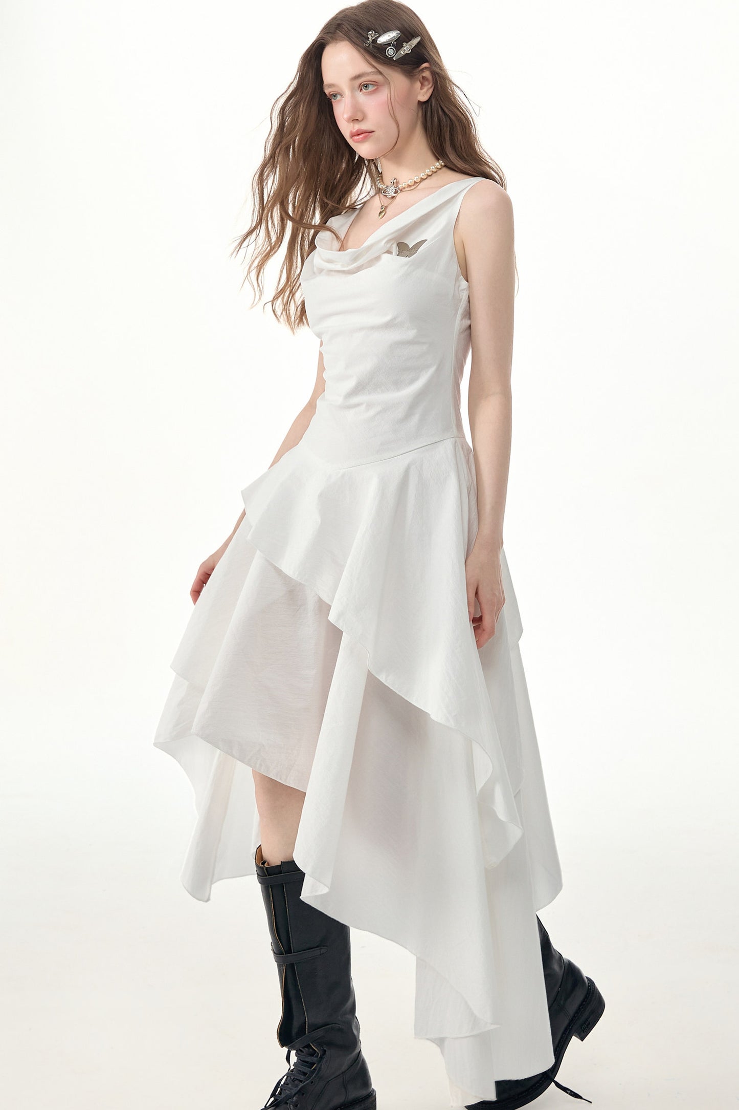 Weißes Kleid mit Wasserfallausschnitt und unregelmäßigem Saum