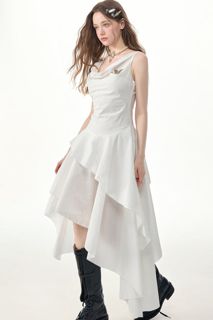 Weißes Kleid mit Wasserfallausschnitt und unregelmäßigem Saum