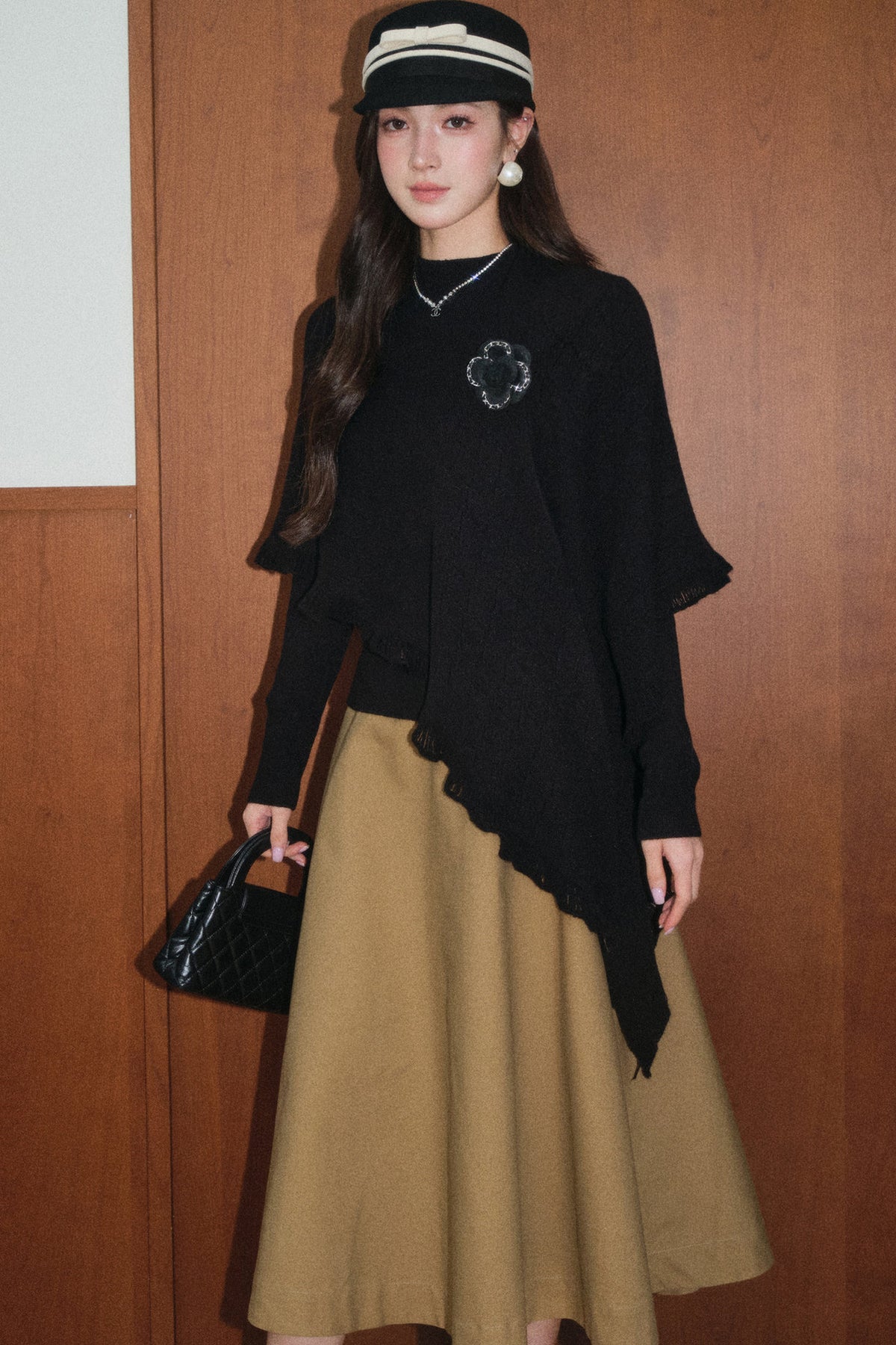 Ensemble pull et jupe noirs à bordure en dentelle
